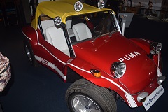 La Dune Buggy rossa con la cappottina gialla