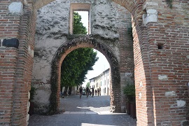 L'ingresso con ciclisti