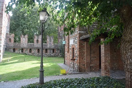 Il castello (cortile)