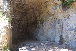 Grotta sul fianco del colle